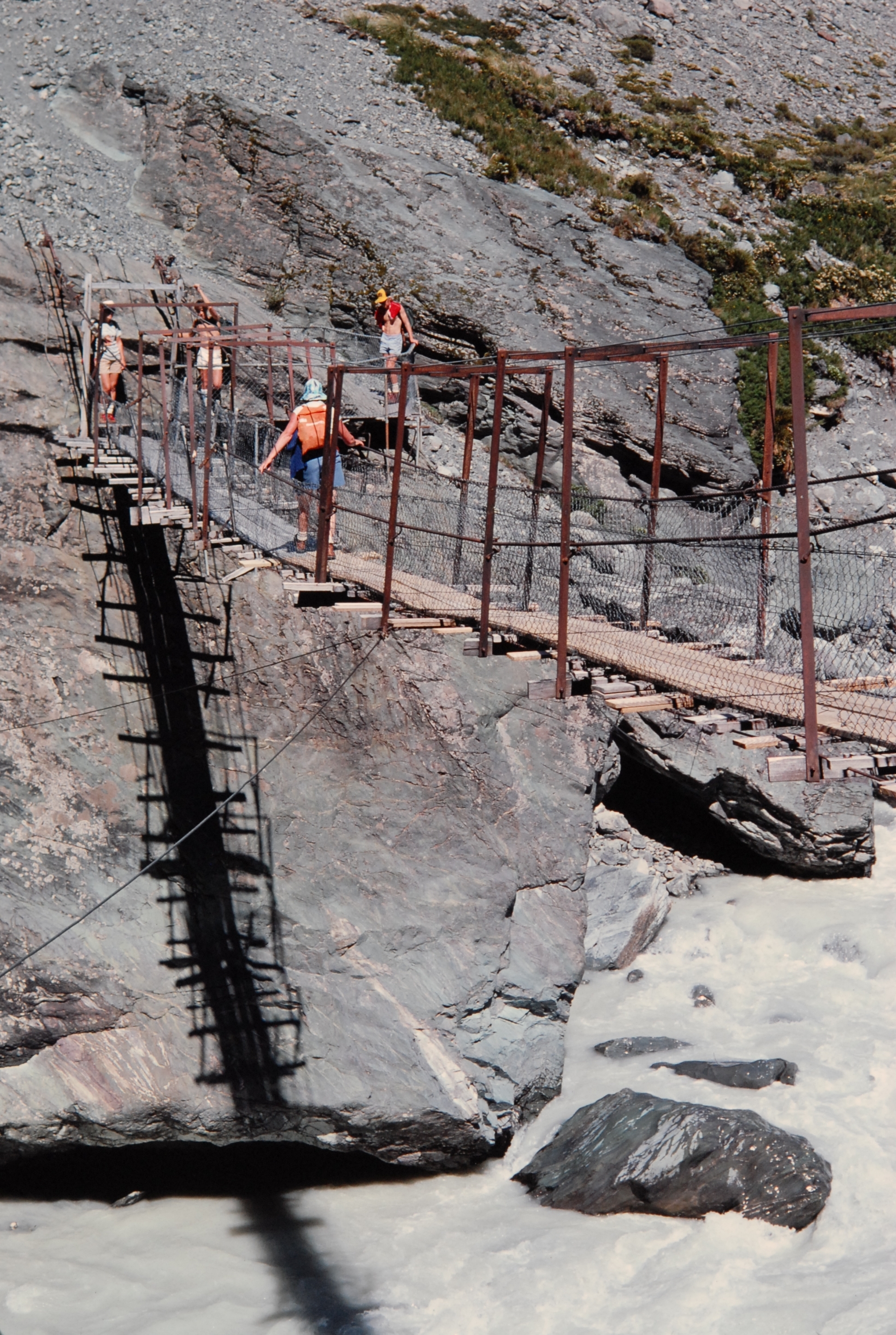 Hooker Walk swing bridge: Aoraki Mount Cook National Park