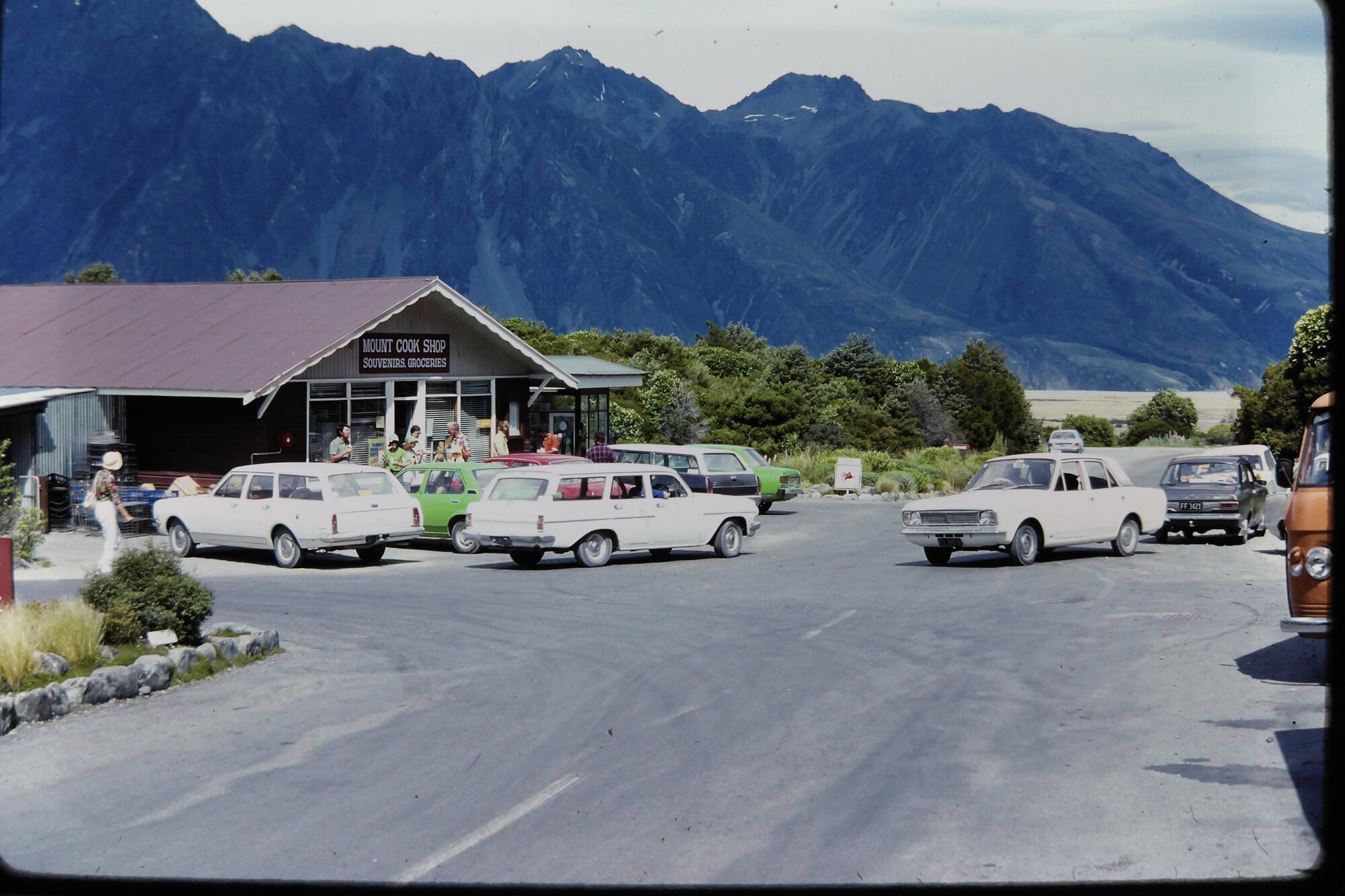 Mount Cook Shop vehicle congestion!: Aoraaki Mount Cook National Park