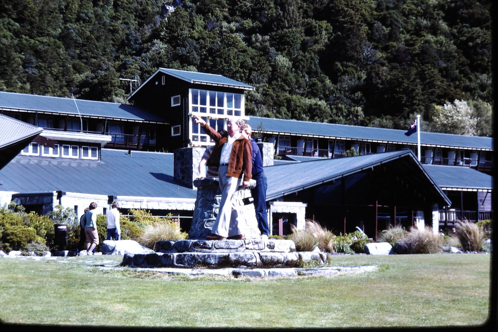 Visitors in front of Hermitage: Aoraki Mount Cook National Park