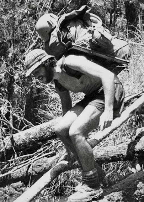 More heavy loads Muller Range expedition, PNG 1973