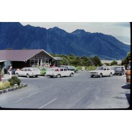 Mount Cook Shop vehicle congestion!: Aoraaki Mount Cook National Park